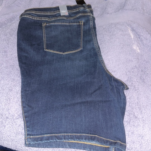 TORRID Midfit Bermuda shorts - Picture 2 of 6